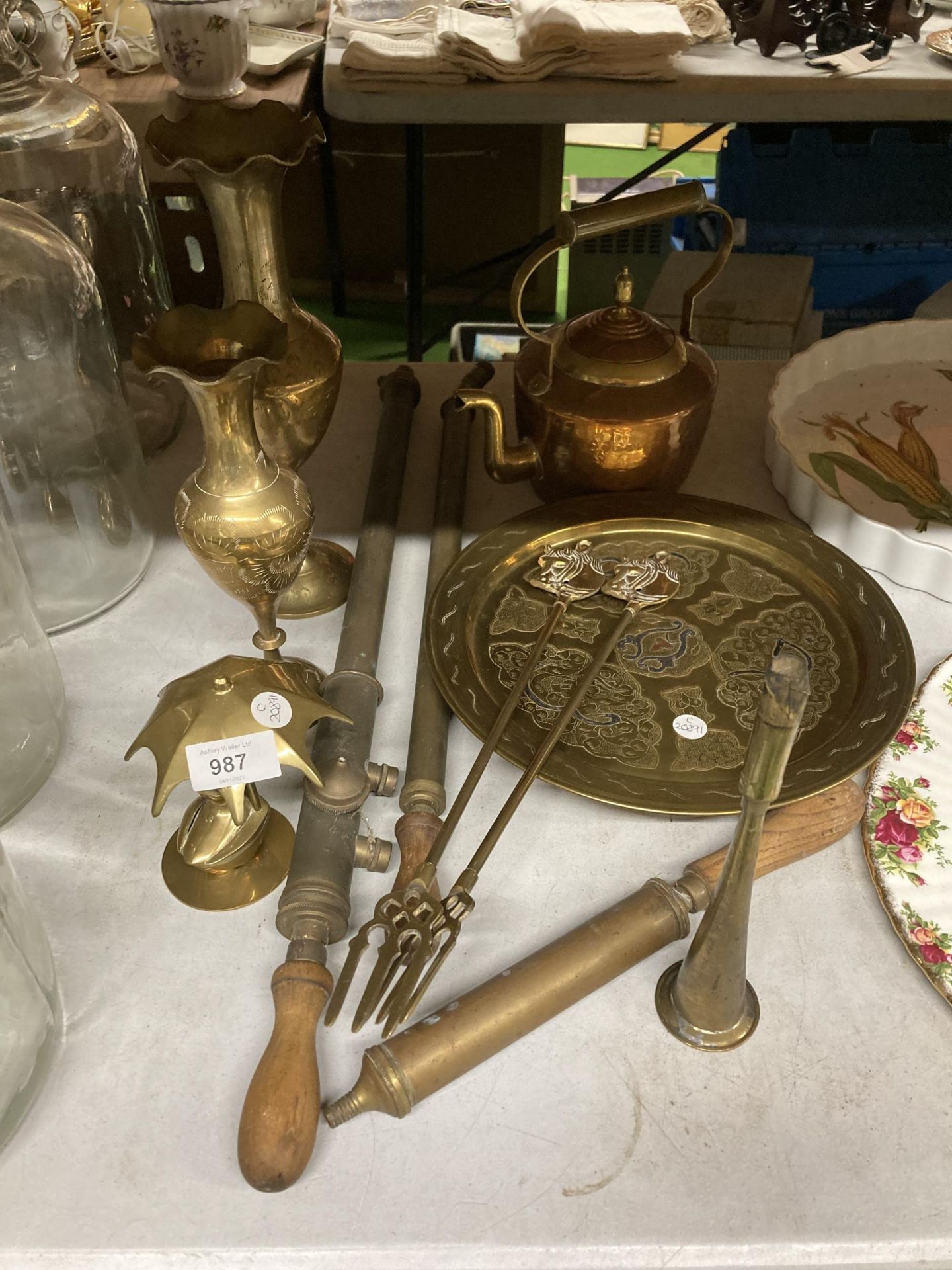 A QUANTITY OF VINTAGE BRASSWARE TO INCLUDE TOASTING FORKS, A WALL PLAQUE, VASES, FLOWER SPRAYERS,