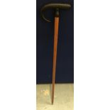 A VINTAGE FRUITWOOD WALKING STICK WITH HORN EFFECT HANDLE AND SPIKED END