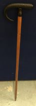 A VINTAGE FRUITWOOD WALKING STICK WITH HORN EFFECT HANDLE AND SPIKED END