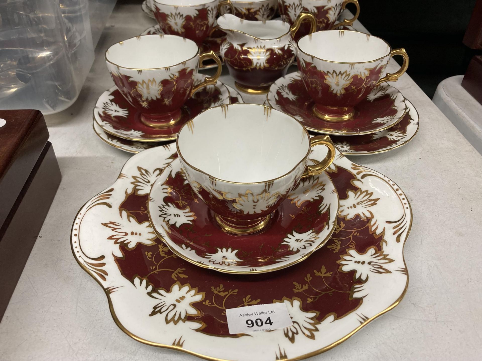 A VINTAGE ROYAL STUART CHINA PART TEASET TO INCLUDE A CAKE PLATE, CREAM JUG, SUGAR BOWL, CUPS, - Image 2 of 5