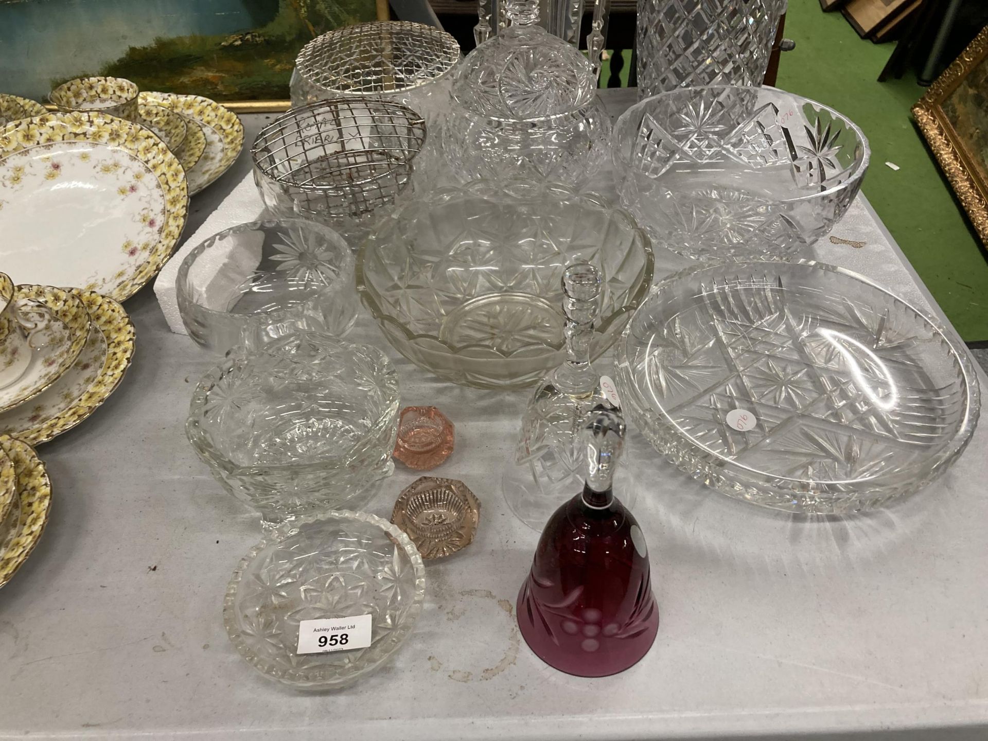 A LARGE QUANTITY OF GLASSWARE TO INCLUDE ROSE BOWLS, A CENTREPIECE VASE WITH CRYSTAL DROPLETS, - Image 4 of 4