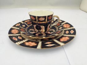 A VINTAGE DERBY STYLE IMARI PATTERN CUP SAUCER AND SIDE PLATE TRIO
