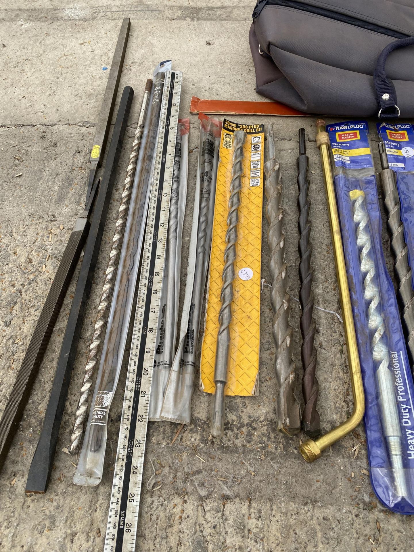 A LARGE QUANTITY OF ASSORTED HEAVY DUTY DRILL BITS - Image 2 of 3