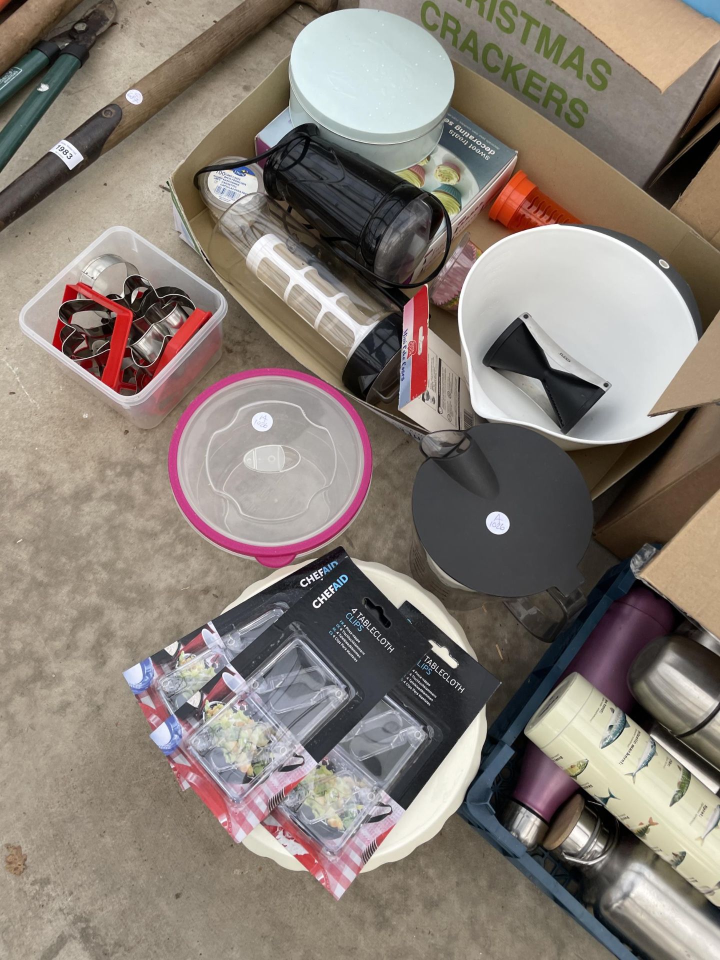 A LARGE ASSORTMENT OF KITCHEN ITEMS TO INCLUDE FLASKS AND TRAYS ETC - Bild 2 aus 5