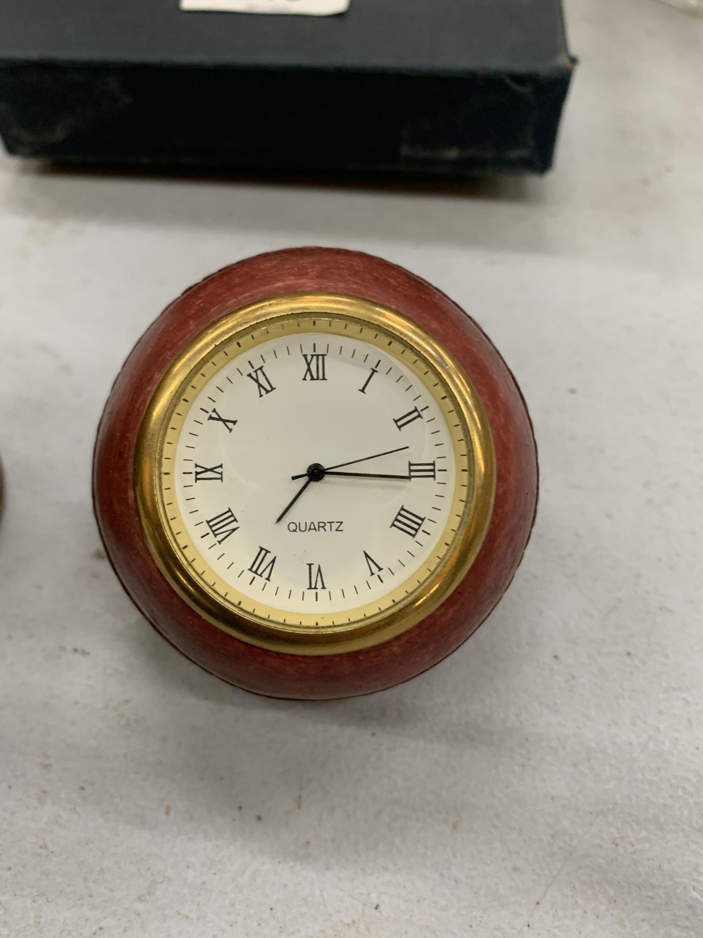 TWO HISTORY CRAFT DESK CLOCKS IN THE FORM OF A CRICKET BALL AND RUGBY BALL - Bild 3 aus 3