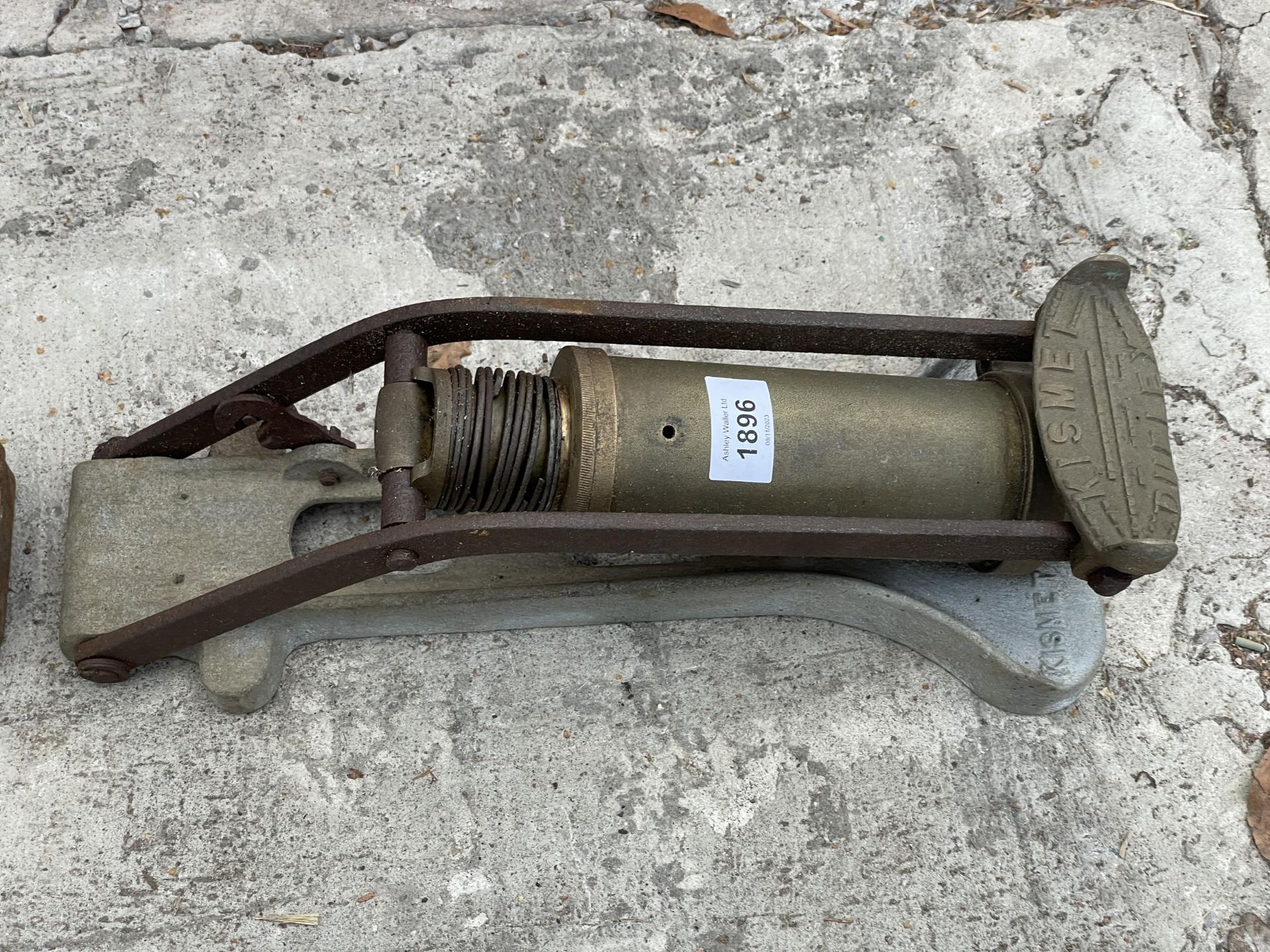 A VINTAGE KISMET DUPLEX FOOT PUMP, A FURTHER FOOT PUMP AND A FUEL CAN - Image 3 of 4