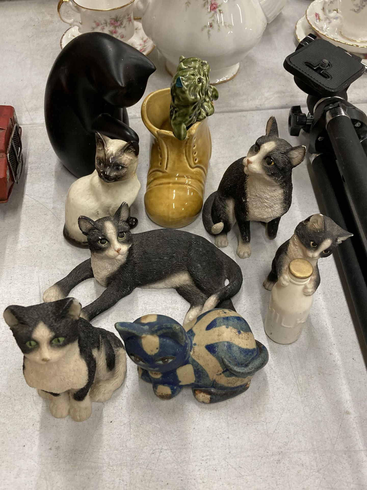 EIGHT ASSORTED CAT FIGURES INCLUDING BESWICK AND SYLVAC