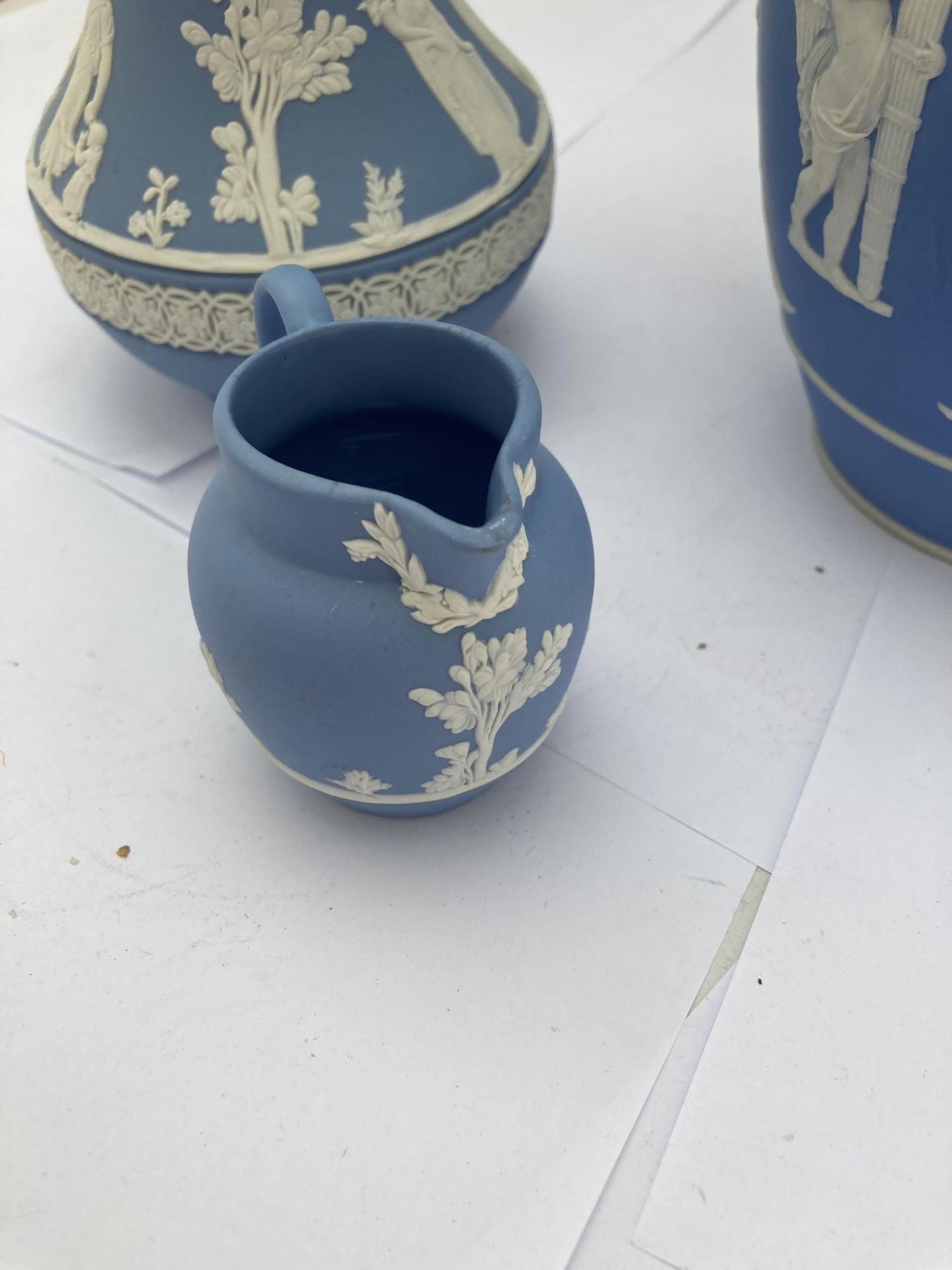 A GROUP OF THREE JASPERWARE ITEMS - TWO WEDGWOOD JUGS AND FURTHER JUG - Image 4 of 4