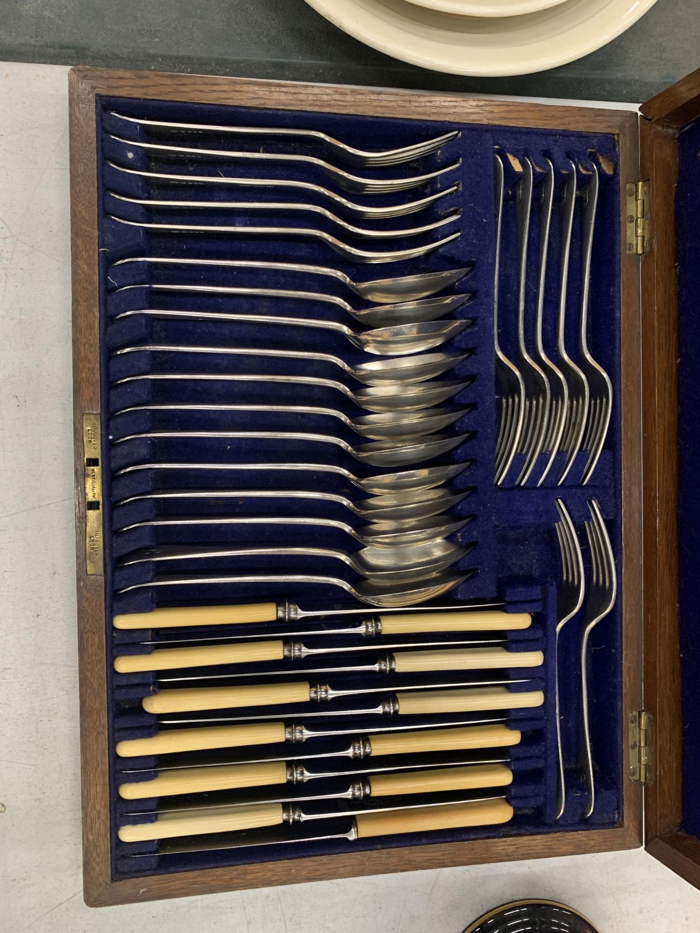 A VINTAGE OAK CASED SILVER PLATED CUTLERY SET - Image 2 of 3