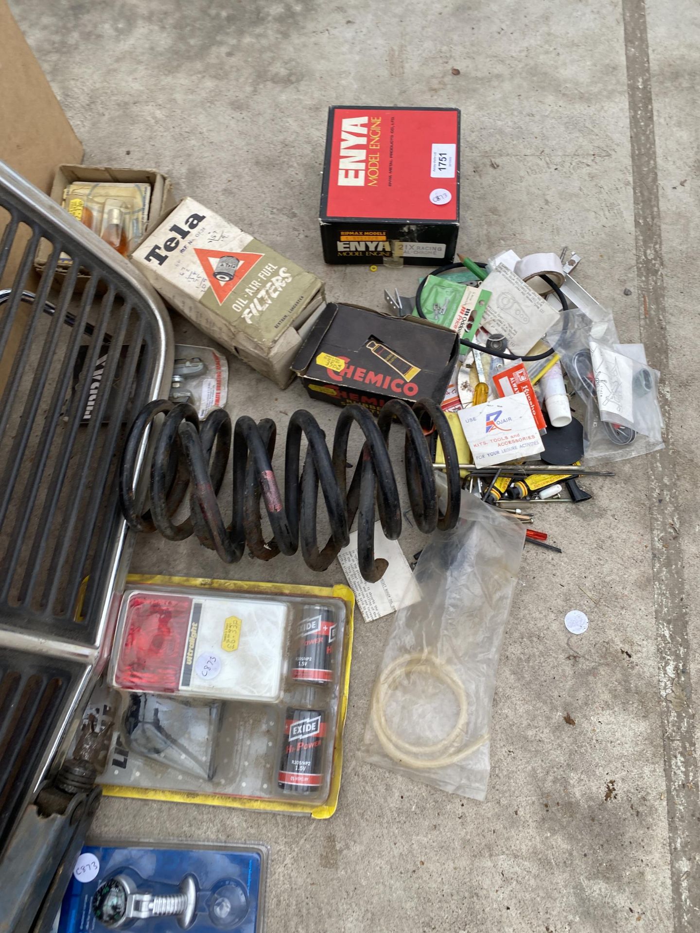 A LARGE ASSORTMENT OF ITEMS TO INCLUDE A CAR GRILL, OILS AND PIPE FITTINGS ETC - Image 2 of 5