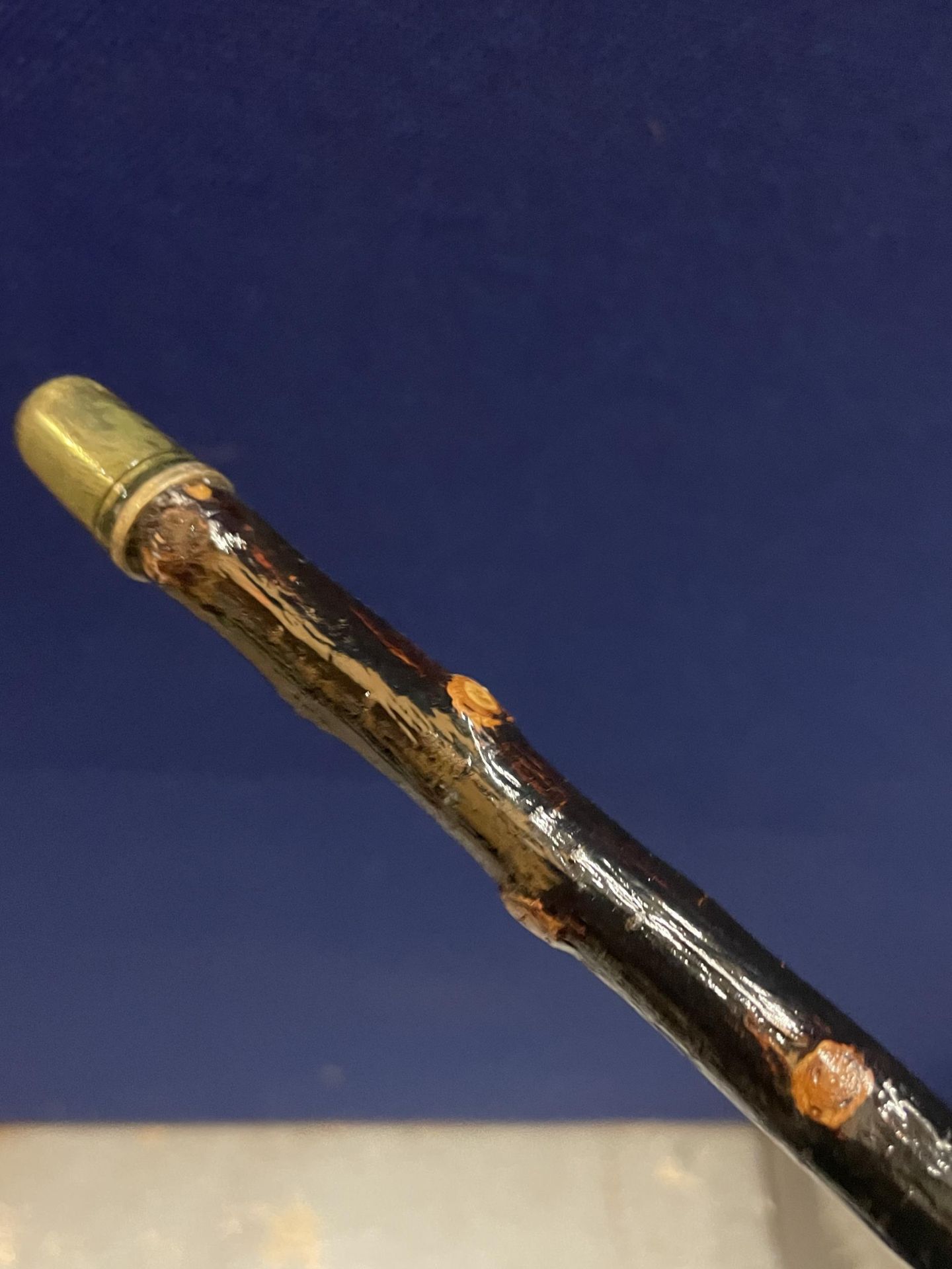 A VINTAGE WALKING STICK WITH GLASS TOP AND METAL BANDING - Image 3 of 3