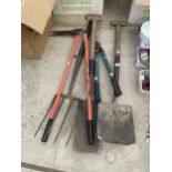 AN ASSORTMENT OF GARDEN TOOLS TO INCLUDE SHEARS AND A SPADE ETC