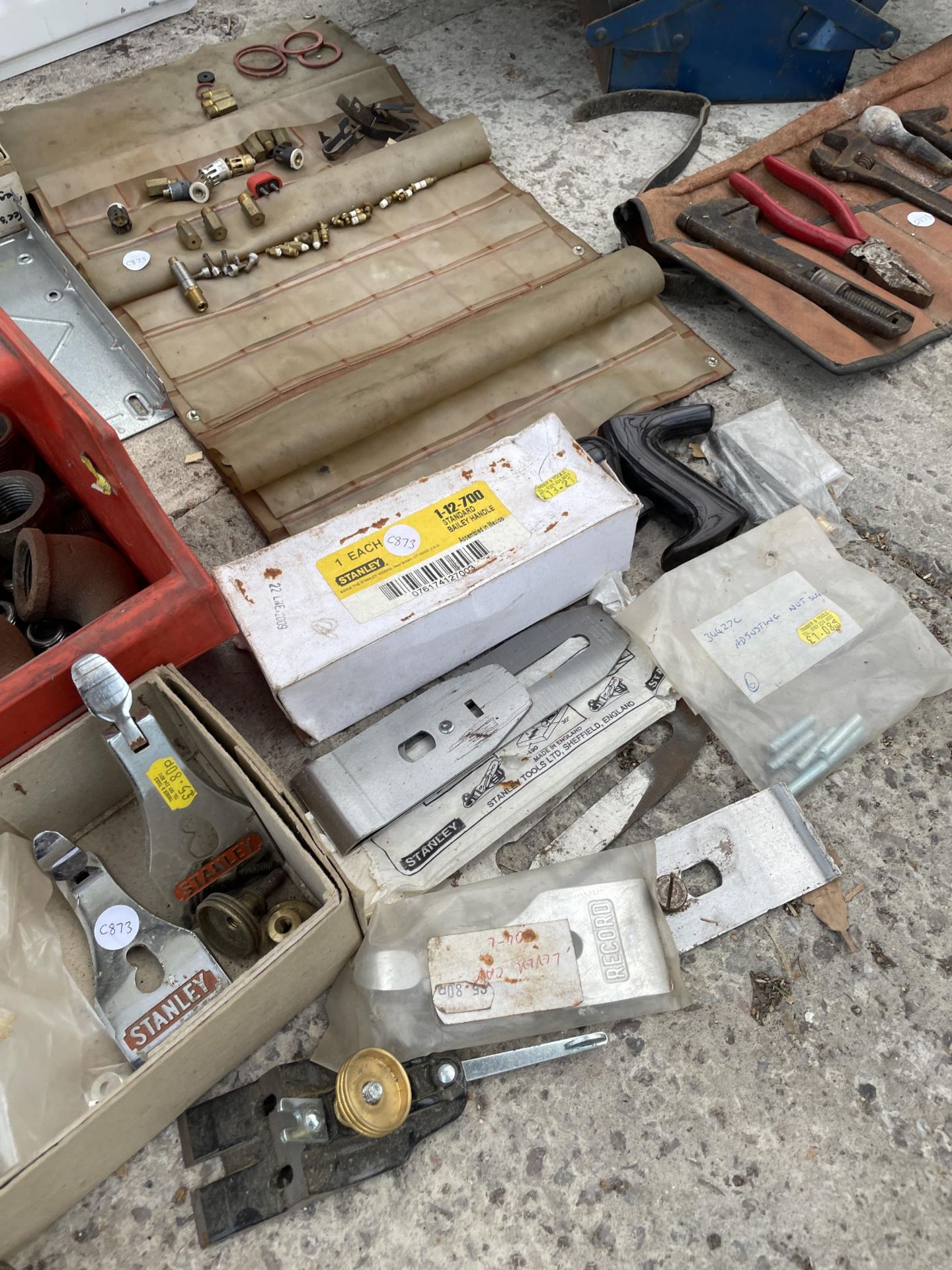 A LARGE ASSORTMENT OF TOOLS AND HARDWARE TO INCLUDE PIPE FITTINGS, PLIERS AND WOOD PLANE SPARES ETC - Image 4 of 5