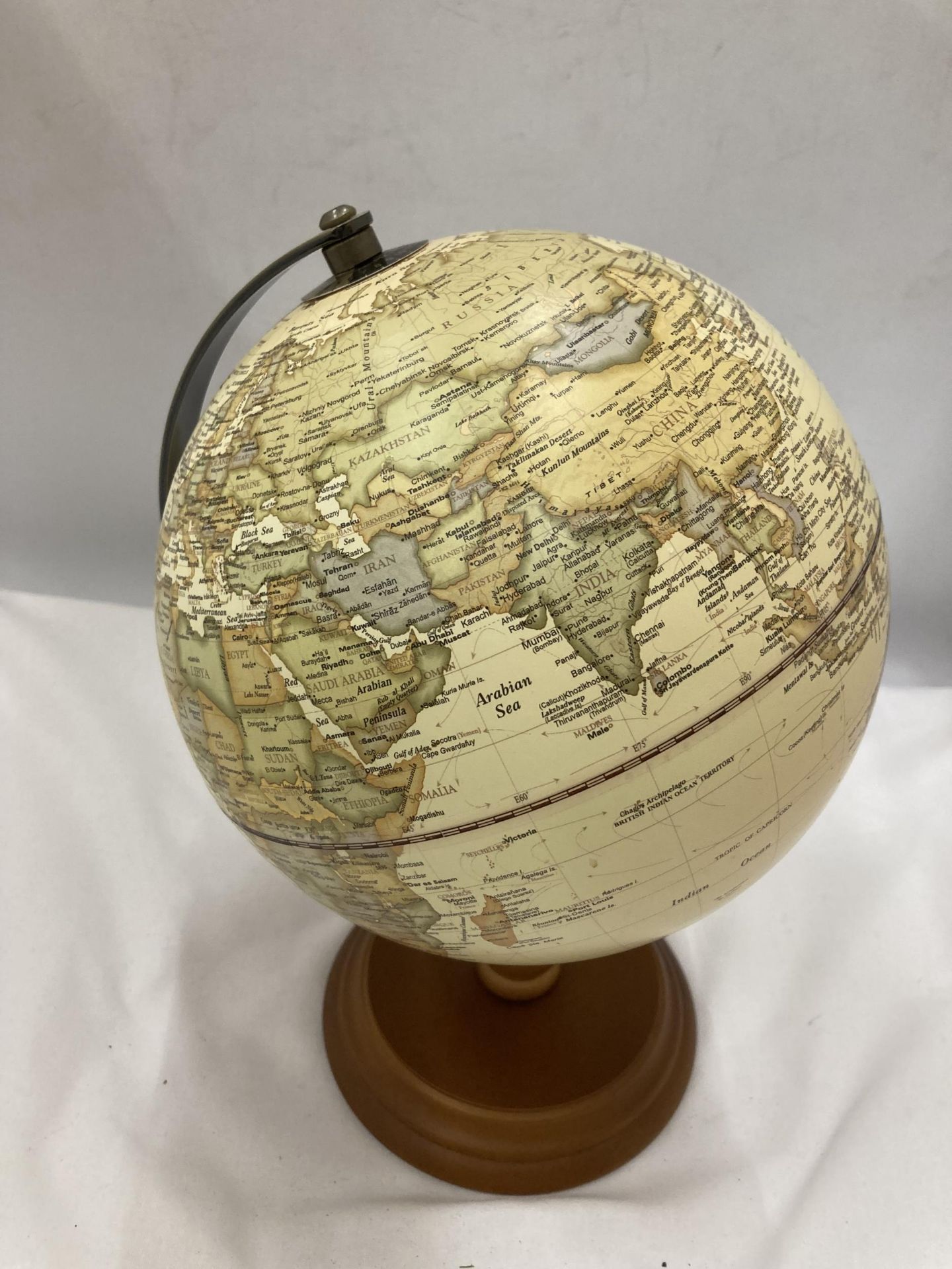 A VINTAGE STYLE GLOBE - Image 2 of 3