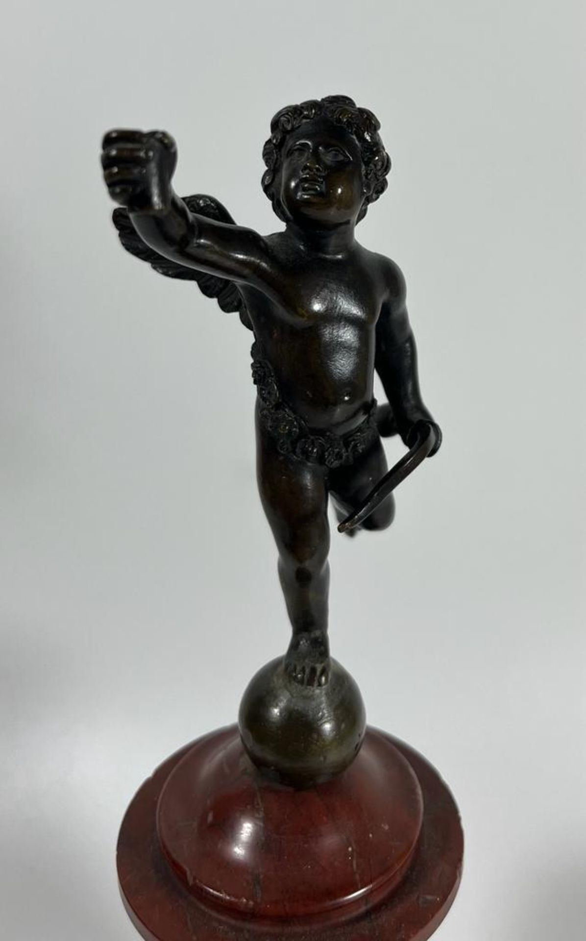 A FRENCH BRONZE MODEL OF CUPID ON A RED MARBLE BASE, HEIGHT 23 CM - Bild 3 aus 4
