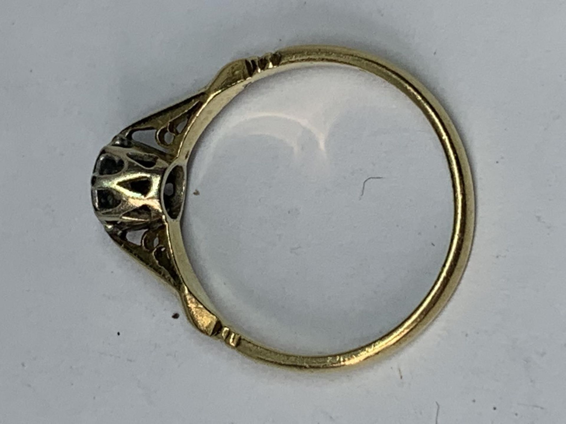 AN 18 CARAT GOLD RING WITH A SOLITAIRE DIAMOND SIZE O - Image 3 of 4