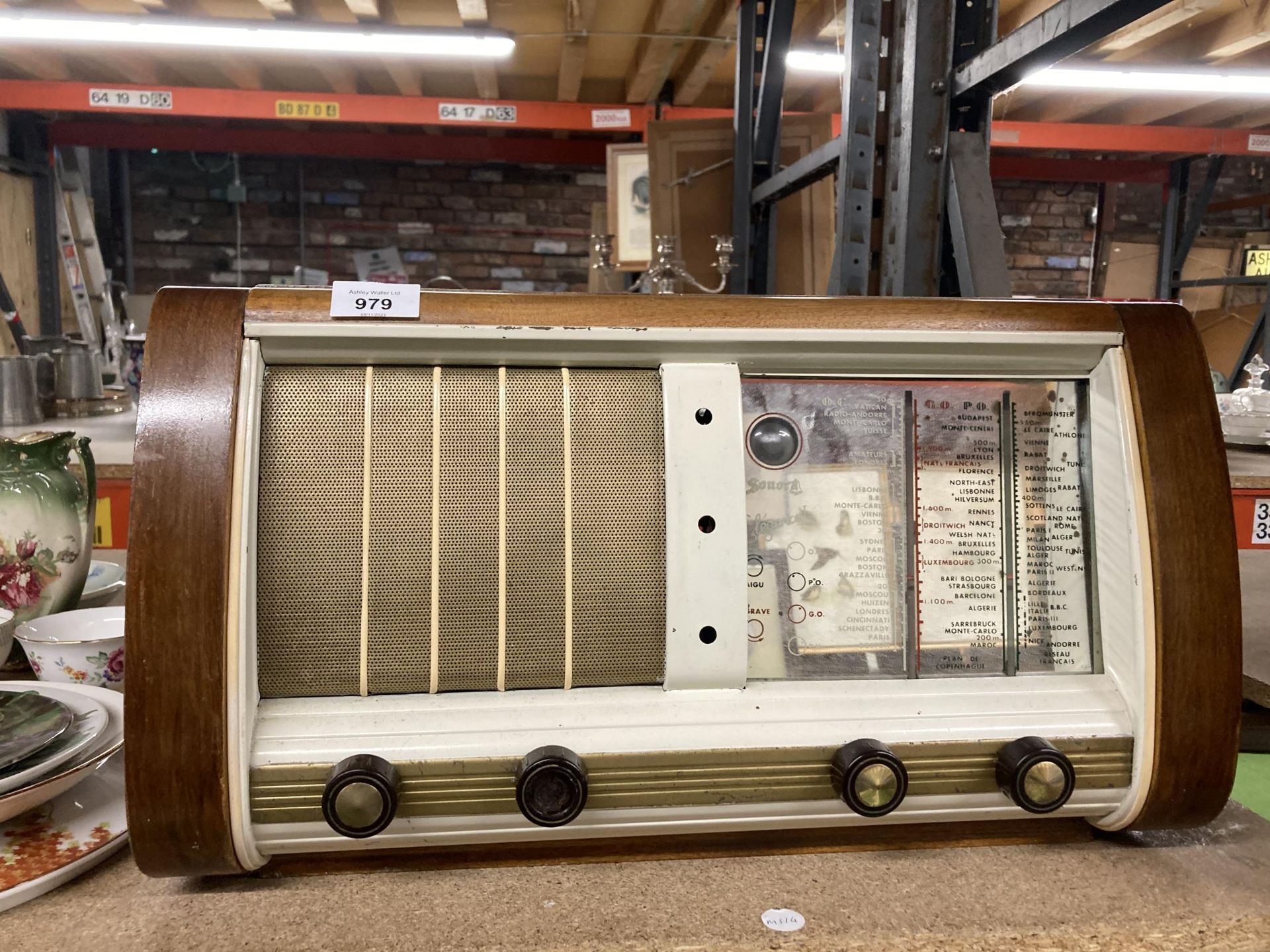 A VINTAGE SONORA ELEGANCE RADIO