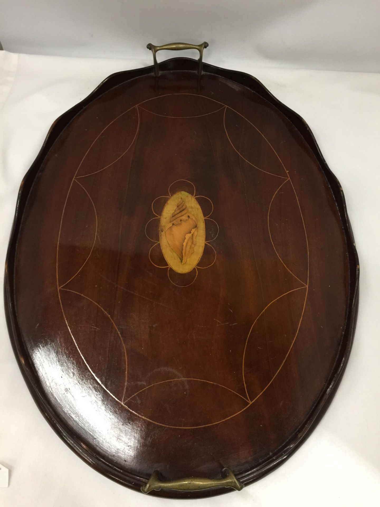 AN EDWARDIAN MAHOGANY BUTLERS DRINKS TRAY WITH INLAID CONCH SHELL DESIGN - Image 2 of 3