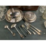 A QUANTITY OF SILVER PLATED ITEMS TO INCLUDE TWO SERVING DISHES WITH CLOCHE LIDS, SMALL LADELS,