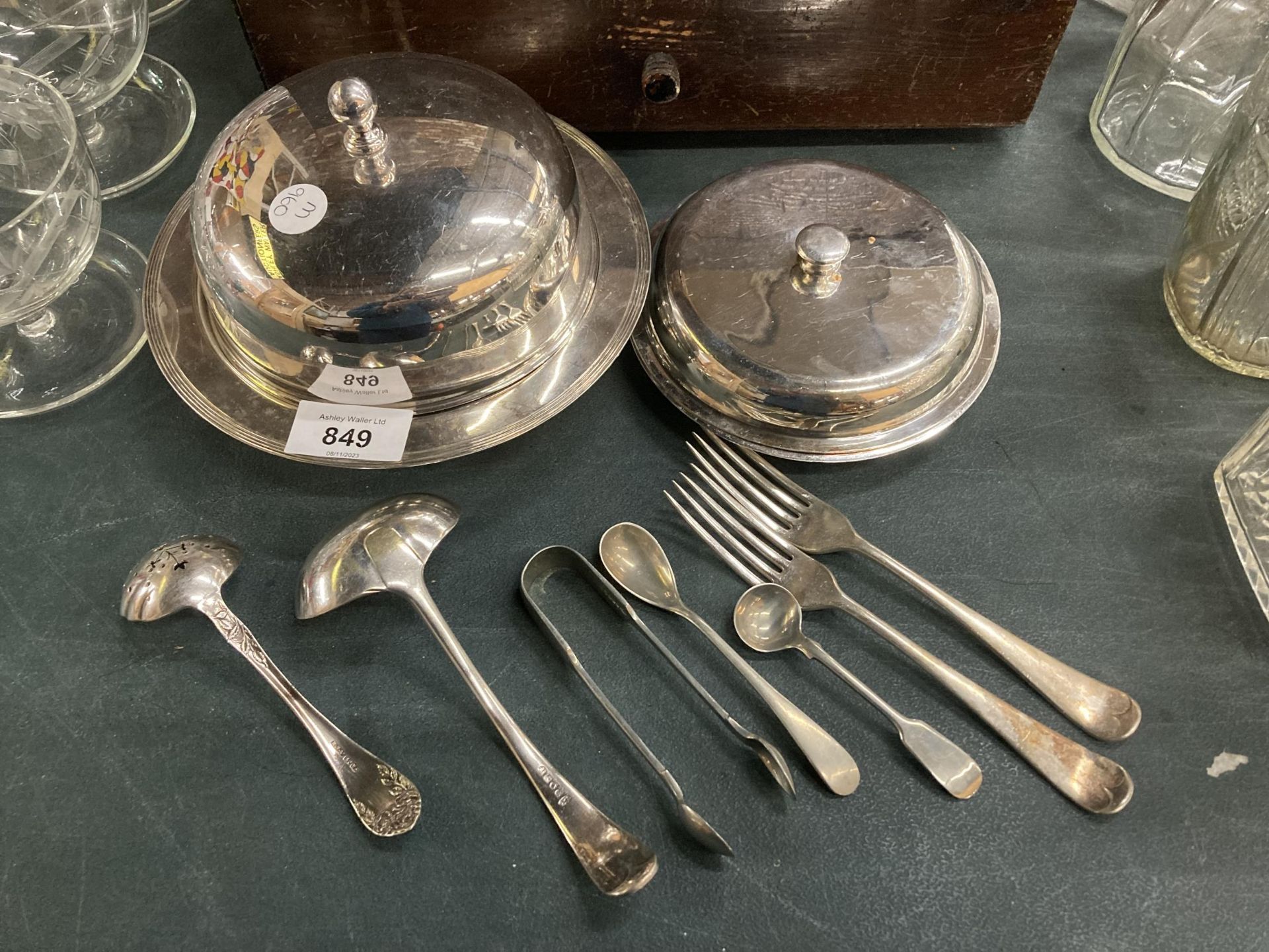 A QUANTITY OF SILVER PLATED ITEMS TO INCLUDE TWO SERVING DISHES WITH CLOCHE LIDS, SMALL LADELS,