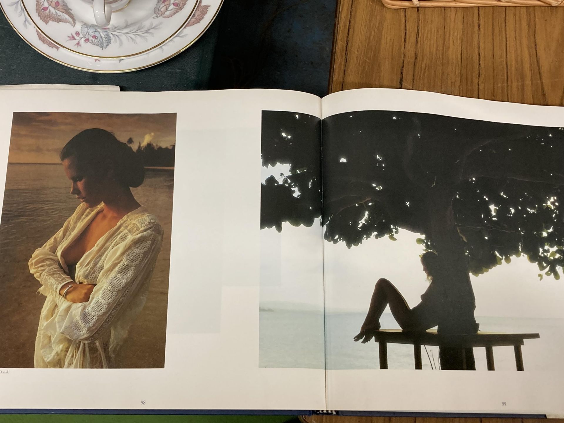 A VINTAGE 'PIRELLI CALENDAR ALBUM' HARDBACK BOOK - Bild 4 aus 5