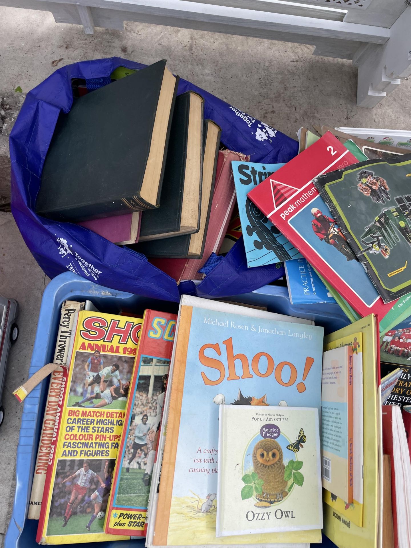 AN ASSORTMENT OF VARIOUS CHILDRENS AND SPORTING BOOKS - Bild 3 aus 3