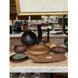 A GROUP OF TREEN AND WOODEN WARE ITEMS, BOWLS, ORIENTAL HARDWOOD FIGURE ETC