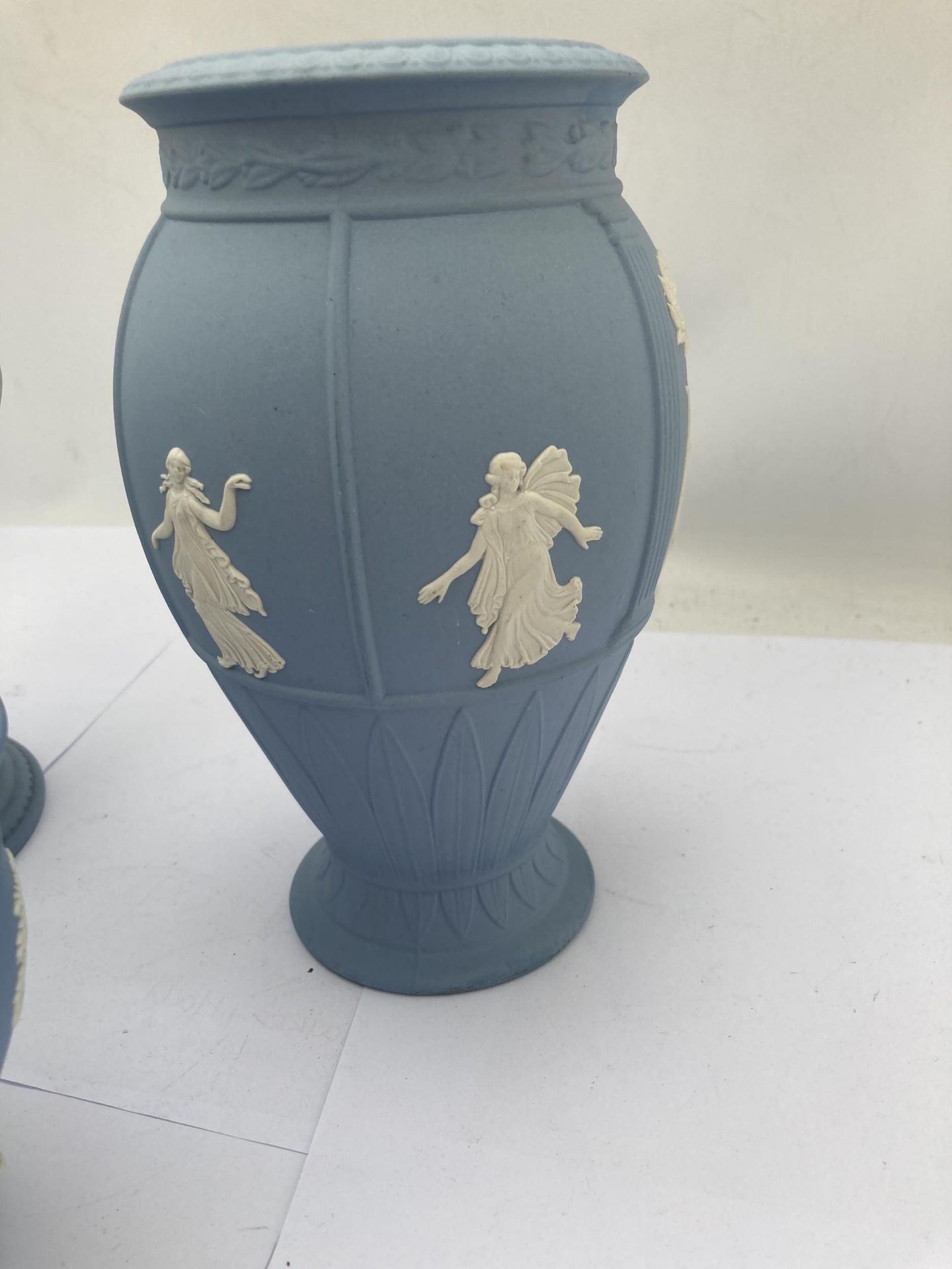 A GROUP OF THREE WEDGWOOD PALE BLUE JASPERWARE ITEMS - ARCADIA TYPE VASE WITH FROG INSERT, DANCING - Image 4 of 5