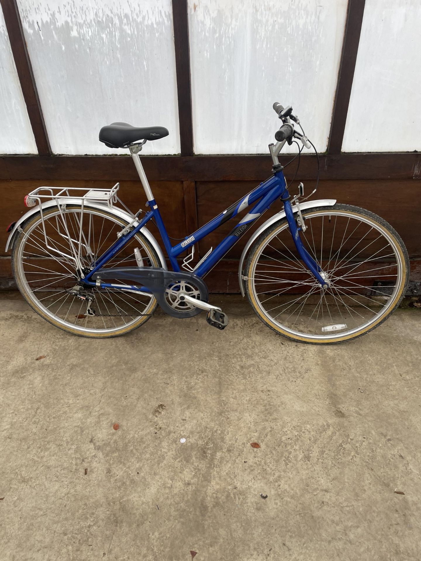 A RALEIGH PIONEER 120 LADIES BIKE WITH 6 SPEED GEAR SYSTEM