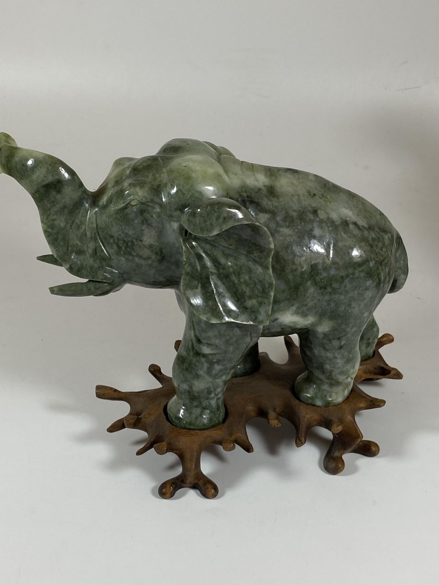 A PAIR OF GREAT QUALITY ORIENTAL CHINESE JADE JADEITE HARDSTONE ELEPHANTS ON CARVED WOODEN BASES, - Image 6 of 18