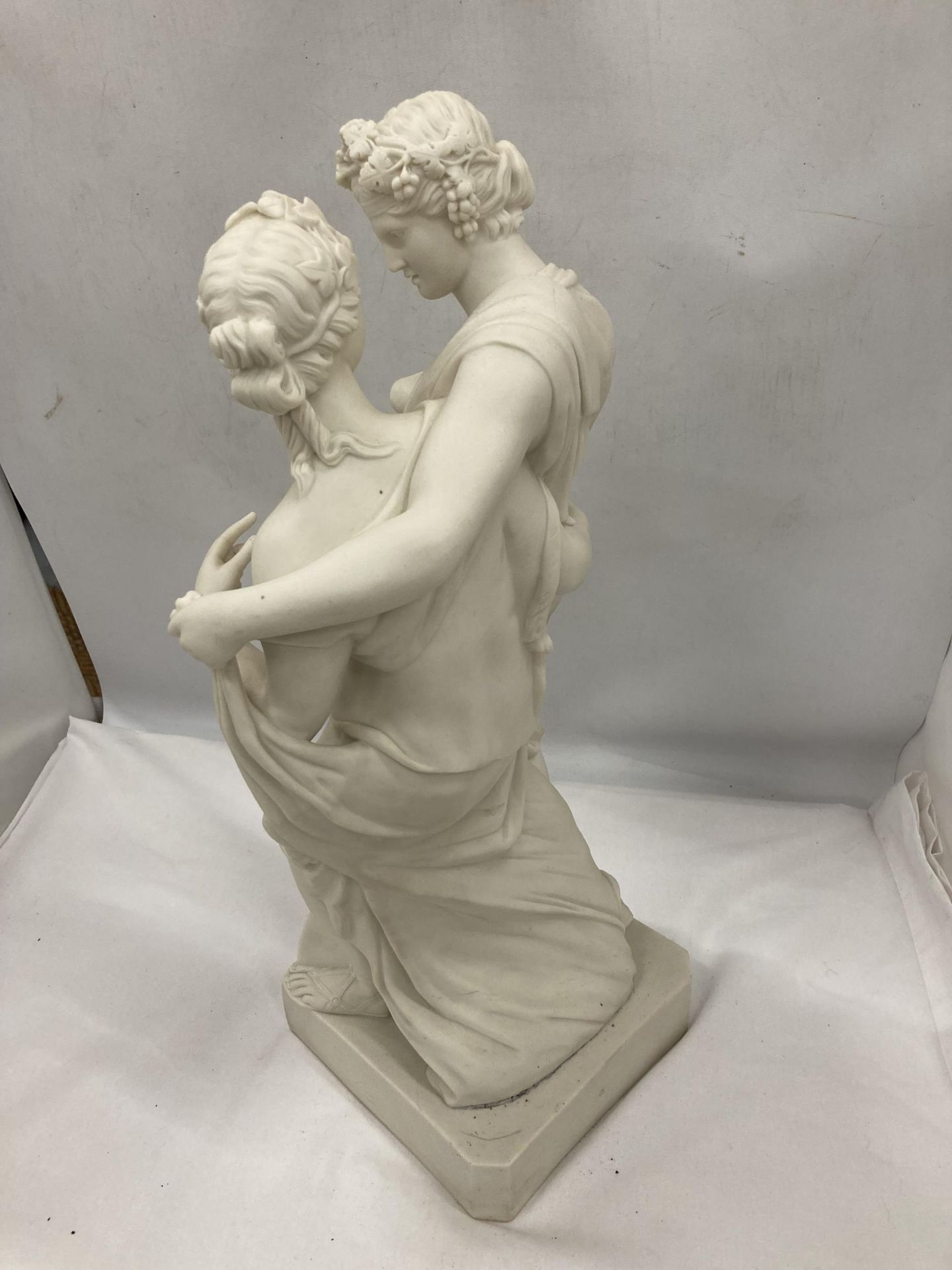 A LARGE CERAMIC WHITE MODEL OF TWO CLASSICAL FIGURES, HEIGHT APPROX 47CM - Image 2 of 4