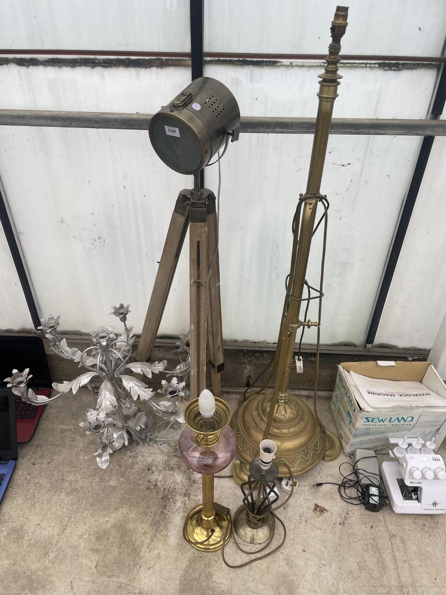 AN ASSORTMENT OF LAMPS AND LIGHT FITTINGS TO INCLUDE A TRIPOD SPOT LAMP AND A BRASS STANDARD LAMP