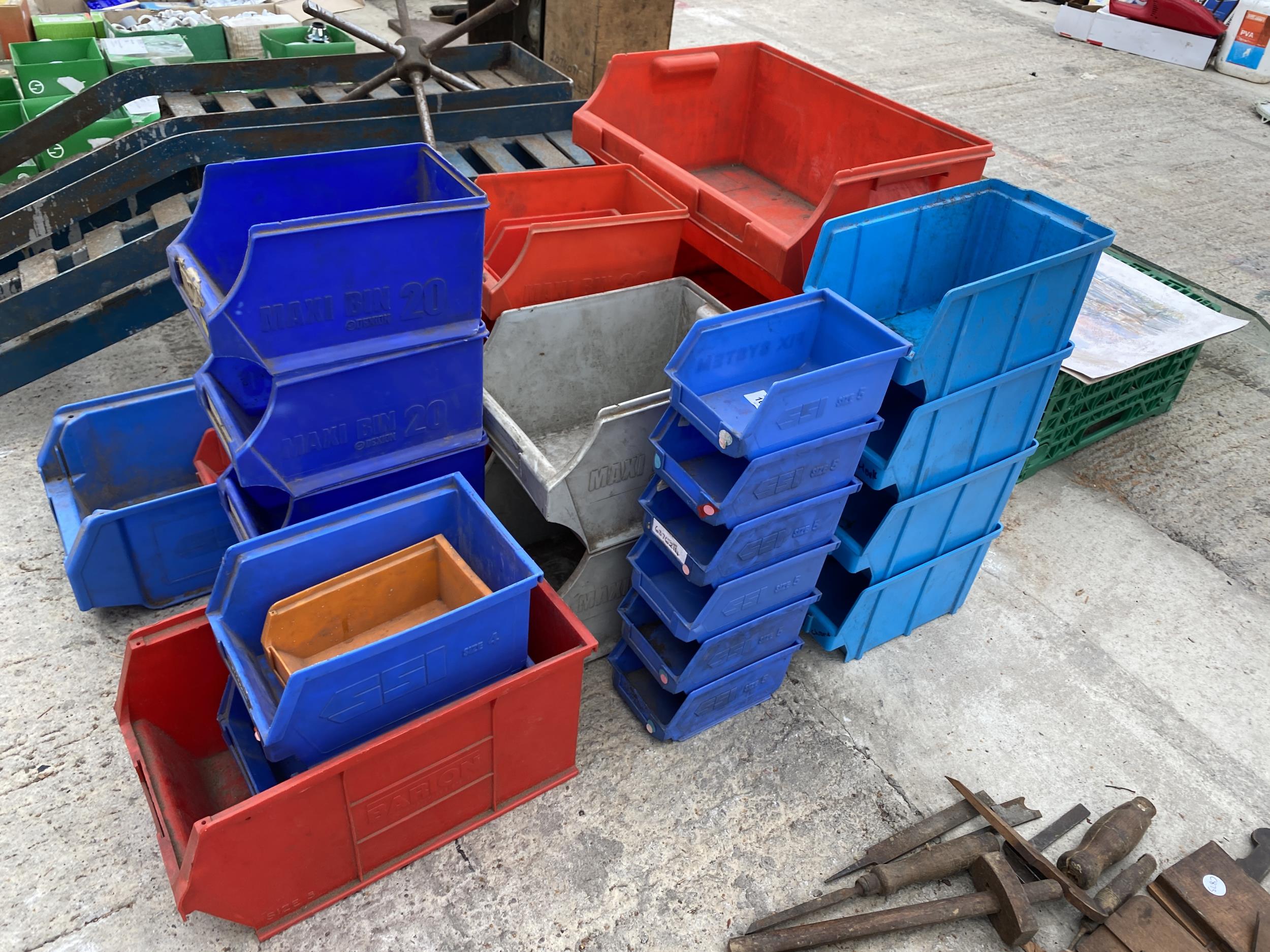 A LARGE ASSORTMENT OF PLASTIC LIN BIN STORAGE BOXES ETC - Bild 2 aus 4