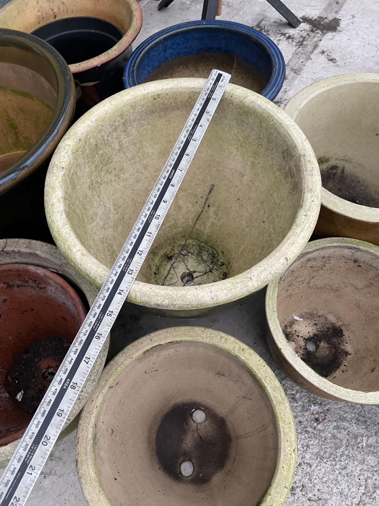 AN ASSORTMENT OF GLAZED GARDEN POTS - Image 4 of 6