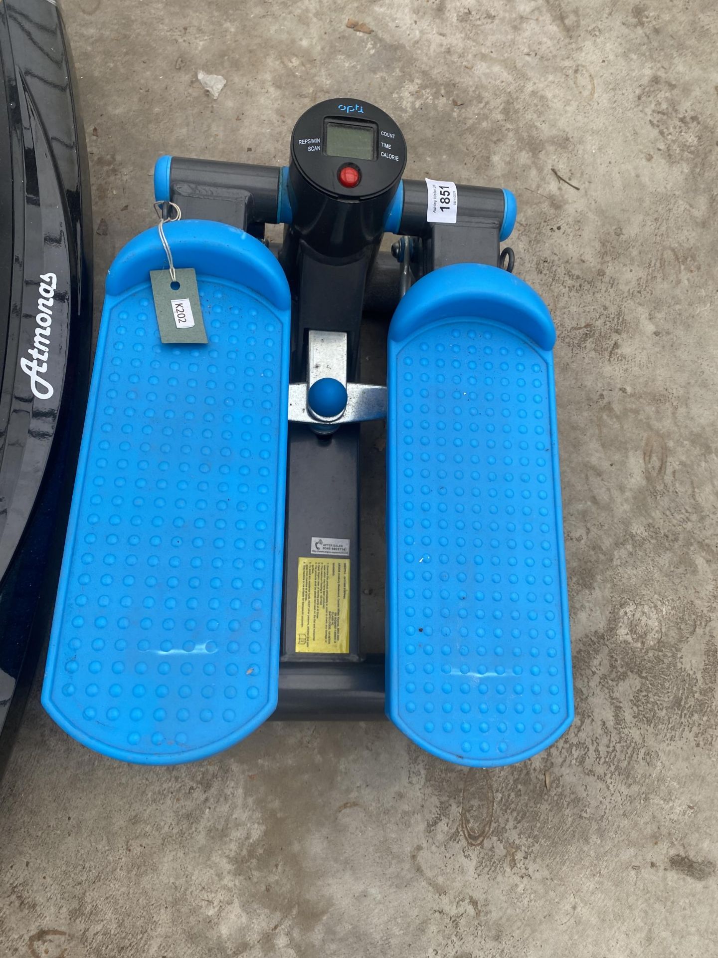 A LARGE VIBRATING PLATE EXERCISE MACHINE WITH BUILT IN BLUETOOTH, INSTRUCTIONS, AND REMOTE - Bild 3 aus 5