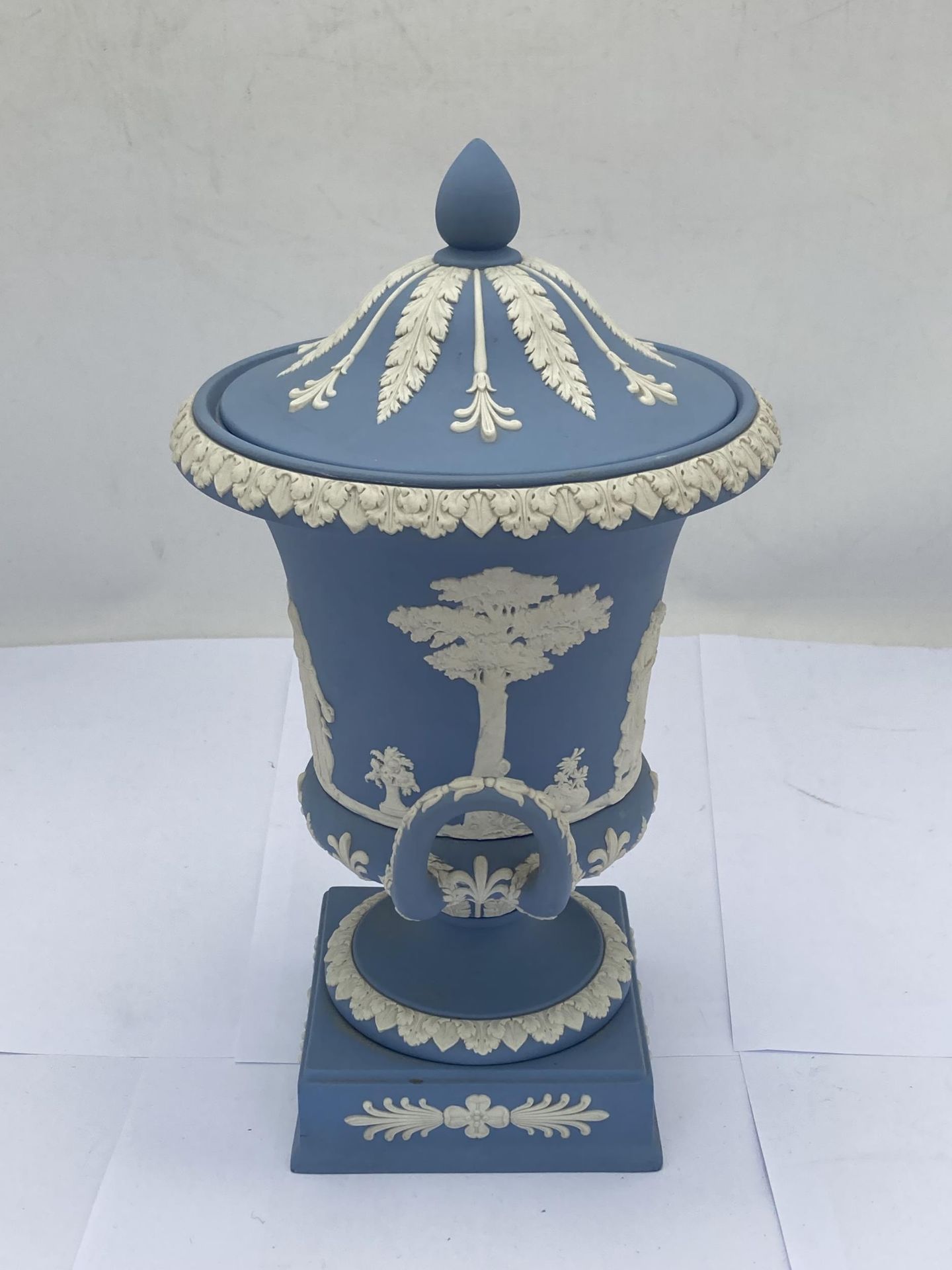 A WEDGWOOD PALE BLUE JASPERWARE PEDESTAL VASE / URN AND COVER OF CAMPANA FORM - Image 2 of 5