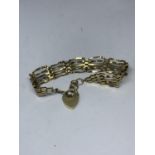 A 9 CARAT GOLD FIVE BAR GATE BRACELET WITH HEART SHAPED CLASP GROSS WEIGHT 8.95 GRAMS