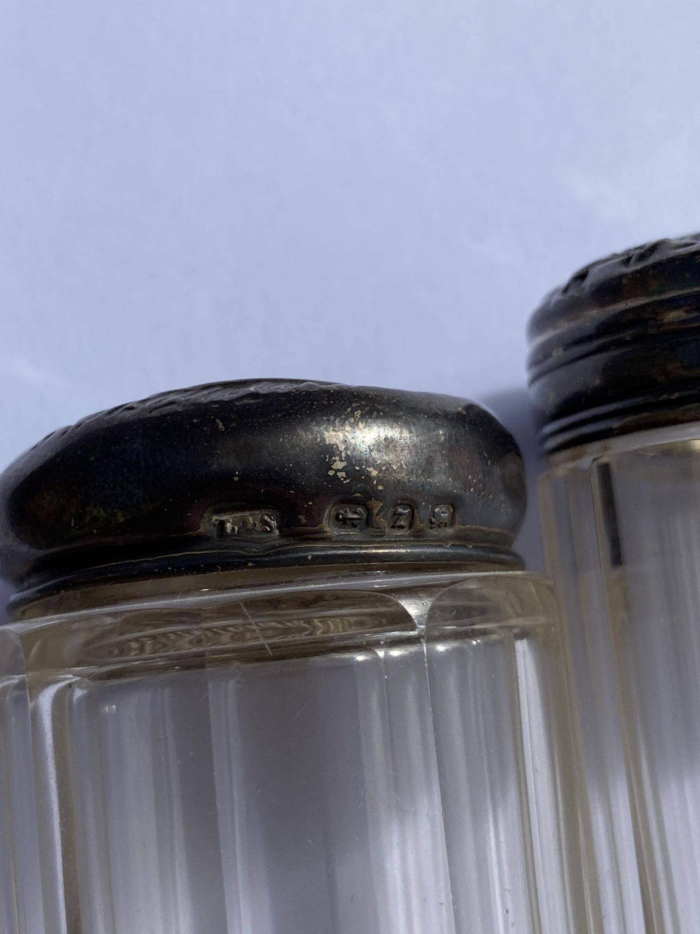 A GROUP OF THREE SILVER TOPPED DRESSING TABLE POTS, 2 X 1910 AND 1 X 1924, HEIGHT OF TALLEST 16 - Bild 2 aus 4