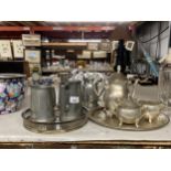 A QUANTITY OF SILVER PLATED ITEMS TO INCLUDE A MATCHING TEAPOT, SUGAR BOWL AND CREAM JUG ON A