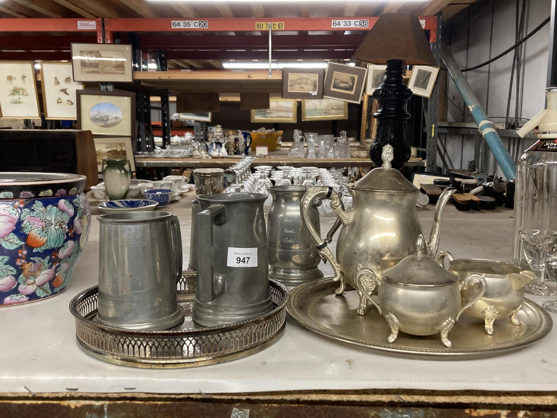A QUANTITY OF SILVER PLATED ITEMS TO INCLUDE A MATCHING TEAPOT, SUGAR BOWL AND CREAM JUG ON A