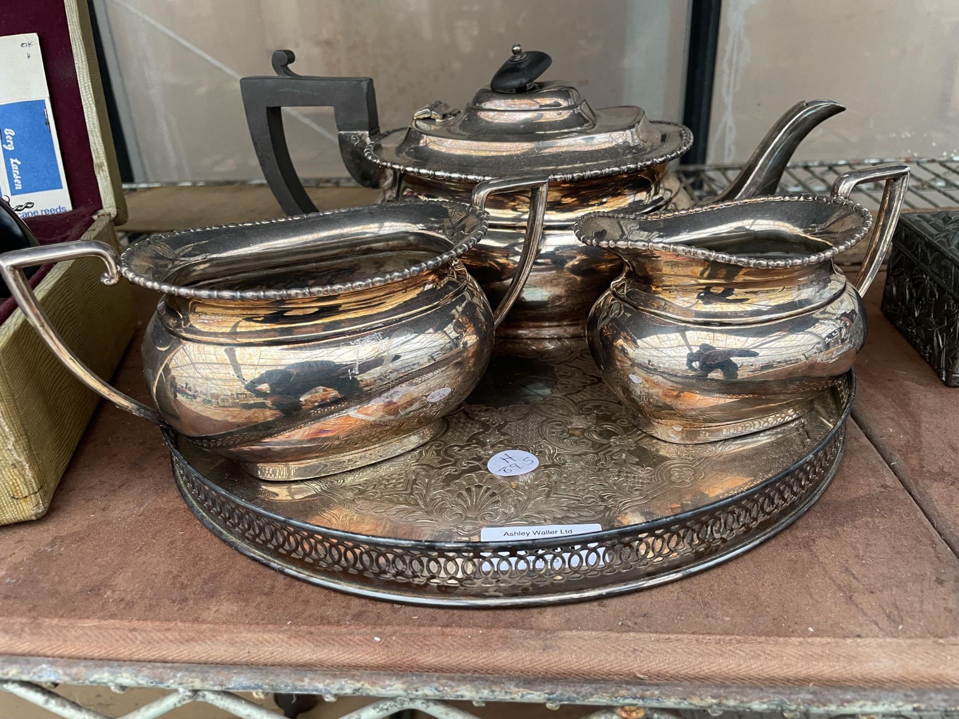 A SILVER PLATED TEA SERVICE TO INCLUDE A TRAY, TEAPOT, SUGAR BOWL AND MILK JUG - Image 2 of 7