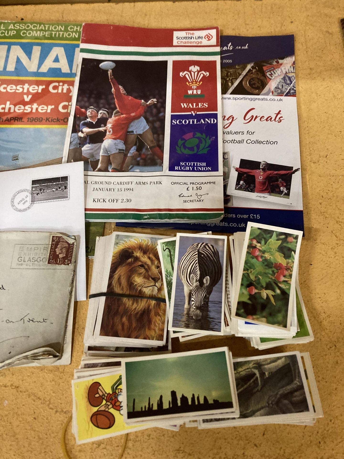 A COLLECTION OF EPHEMERA TO INCLUDE A RUGBY PROGRAMME, STAMPS, POSTCARDS AND CIGARETTE CARDS - Image 2 of 3