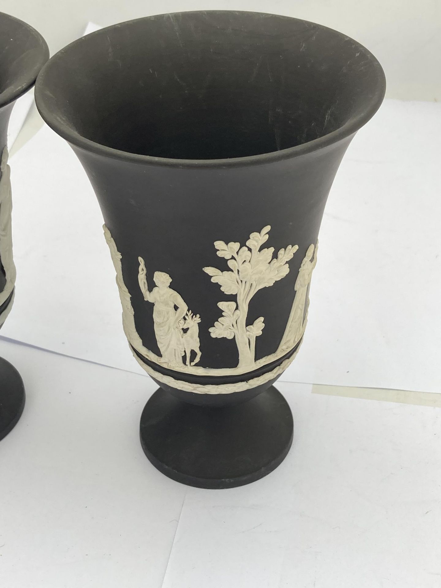 A PAIR OF WEDGWOOD BLACK JASPERWARE SACRIFICE PATTERN PEDESTAL VASES - Image 3 of 4