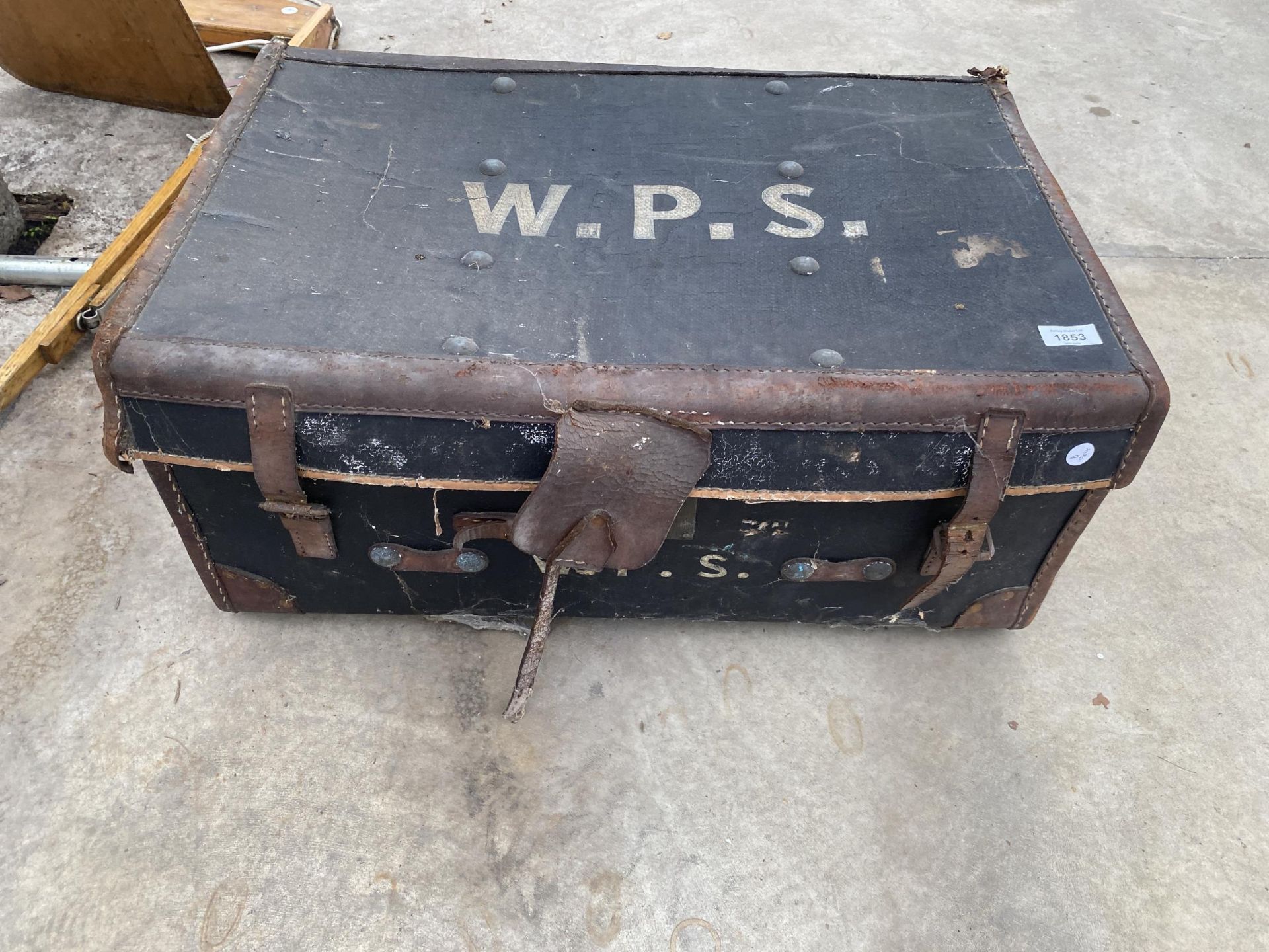 A VINTAGE TRAVEL CASE BEARING THE INITIALS W.P.S