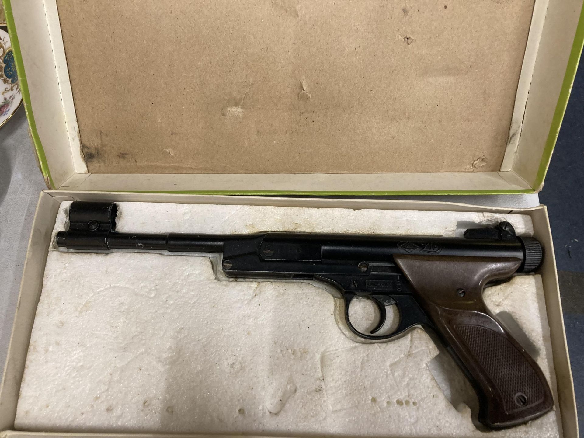 A VINTAGE ZIP AIR PISTOL - BOXED