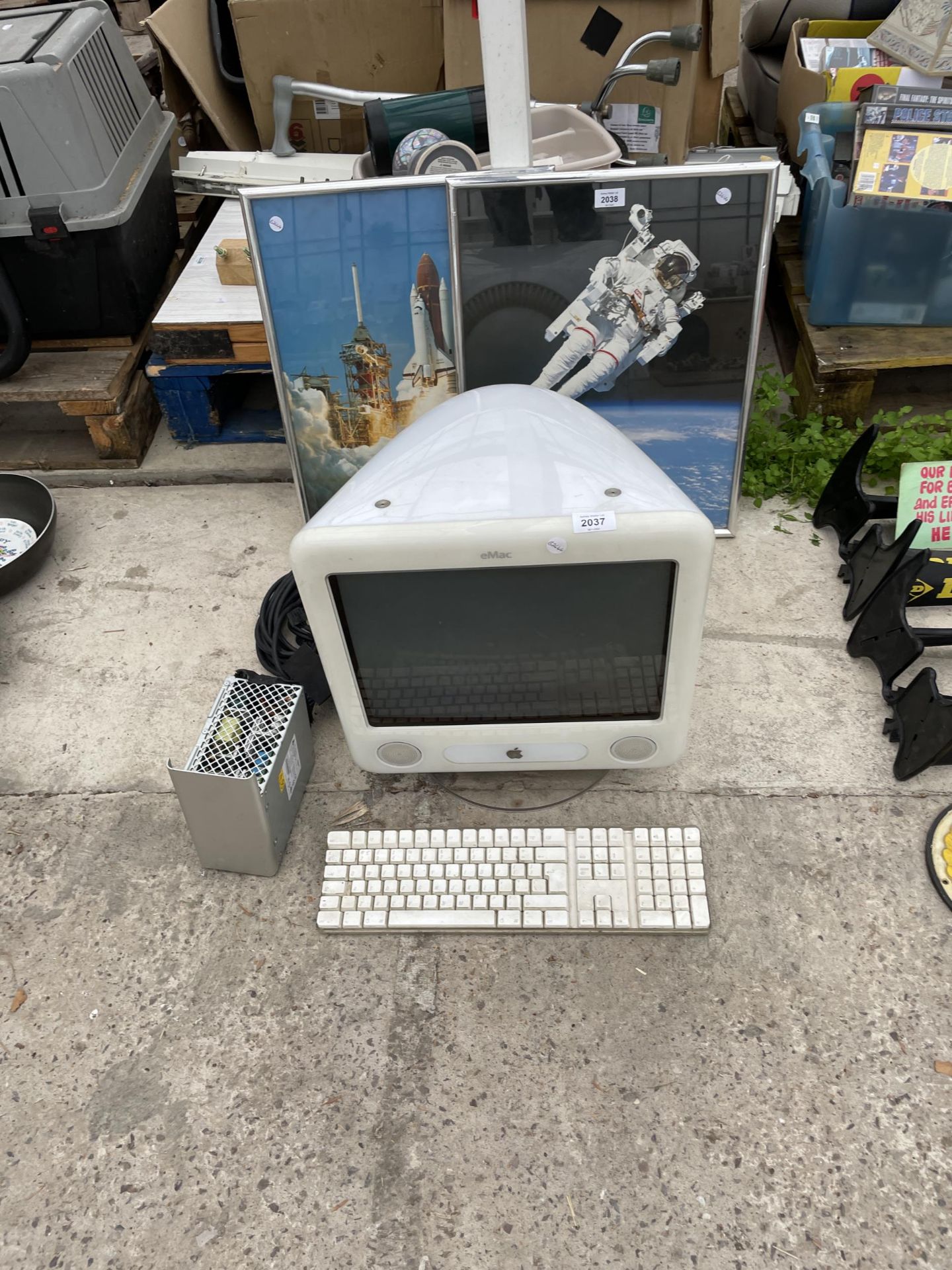 A RETRO APPLE MAC MONITOR, A COMPUTER KEYBOARD AND FURTHER COMPUTER SPARES ETC