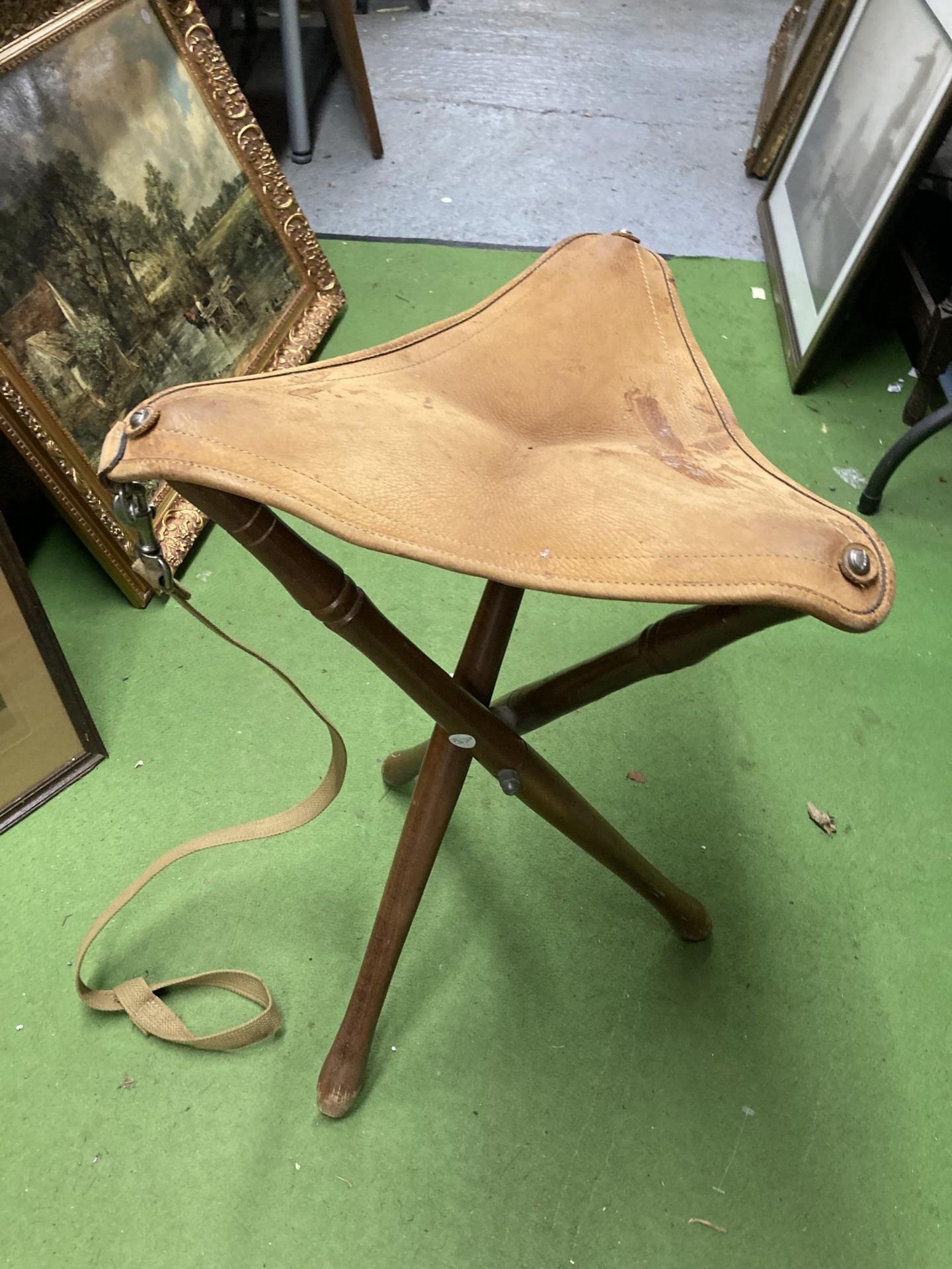 A THREE LEGGED FOLDING PORTABLE SEAT WITH A LEATHER TOP - Image 2 of 2