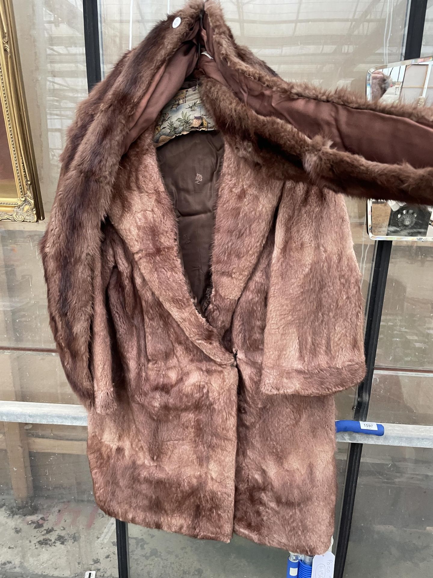 A VINTAGE LADIES FUR COAT AND STOLE - Bild 2 aus 2