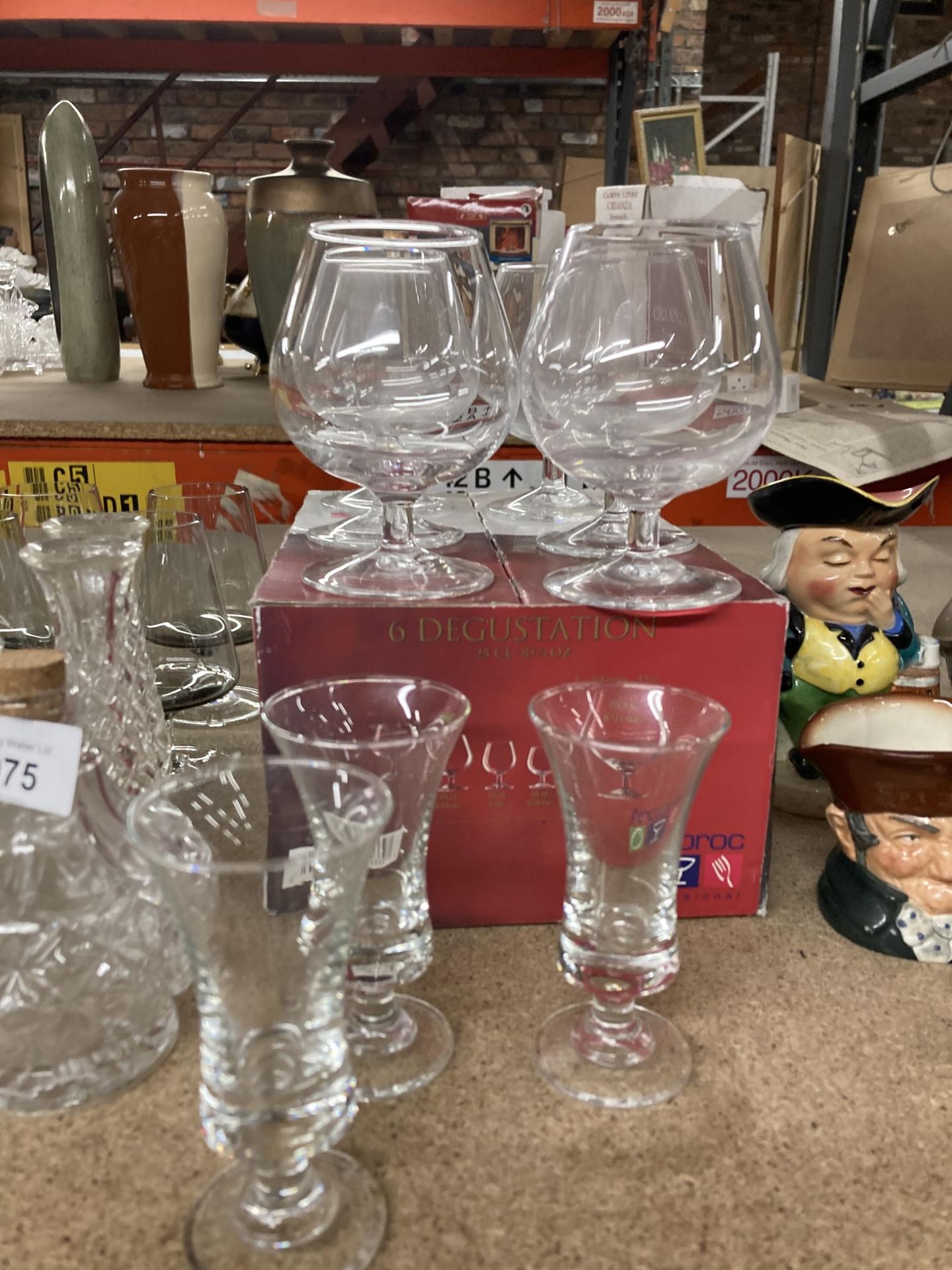 A MIXED LOT OF GLASSWARE TO INCLUDE SIX BRANDY GLASSES ETC - Bild 2 aus 3