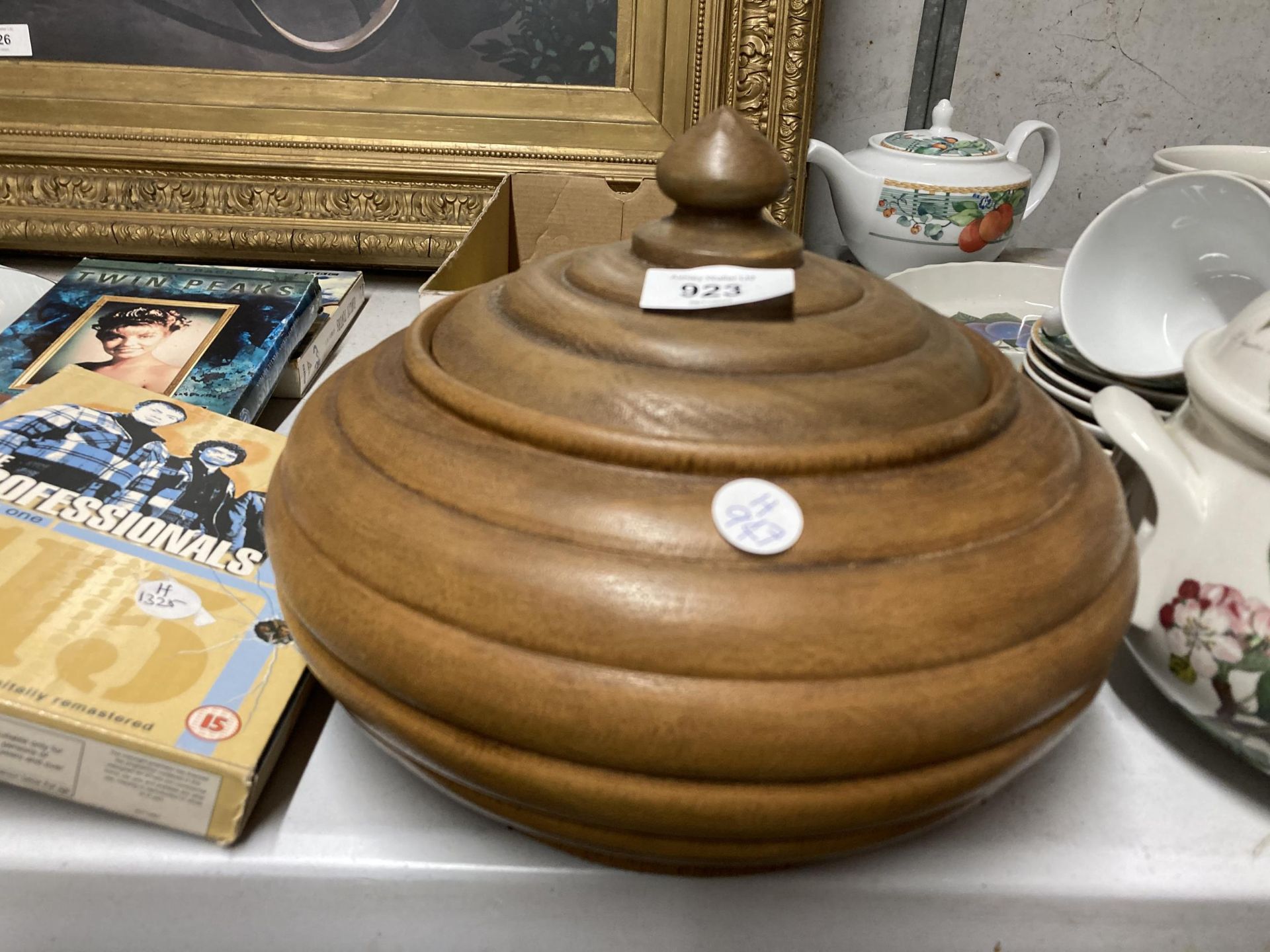 A LARGE WOODEN BOWL WITH LID PLUS A SET OF CLOWN SKITTLES AND BALLS - Bild 2 aus 4